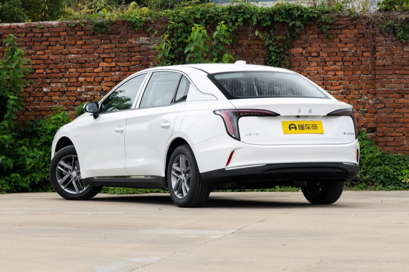 Hongqi E-QM5 2025 миниатюра 2