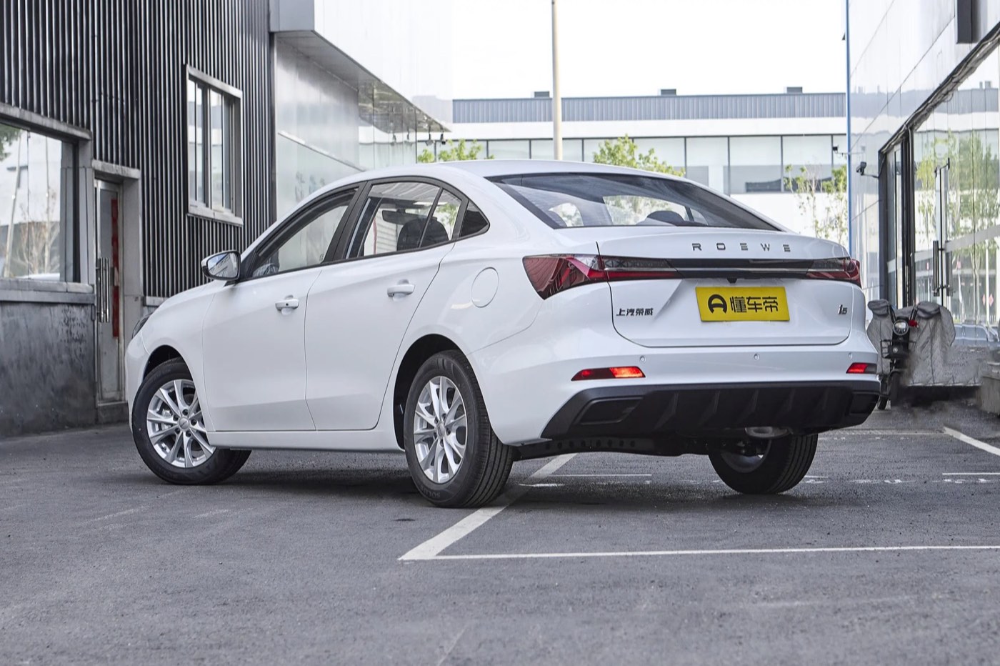 Roewe i5 2026 1.5L Manual Comfort Edition миниатюра 3
